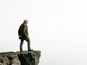 O Vazio Existencial de Sartre na Aposentadoria: O Desafio de Reinventar a Própria Identidade