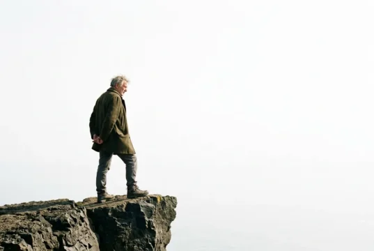 O Vazio Existencial de Sartre na Aposentadoria: O Desafio de Reinventar a Própria Identidade