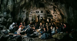 O Mito da Caverna de Platão Revisitado: A Ilusão das Redes Sociais na Era do Algoritmo