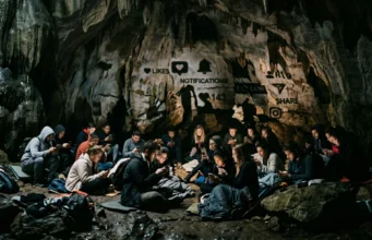 O Mito da Caverna de Platão Revisitado: A Ilusão das Redes Sociais na Era do Algoritmo